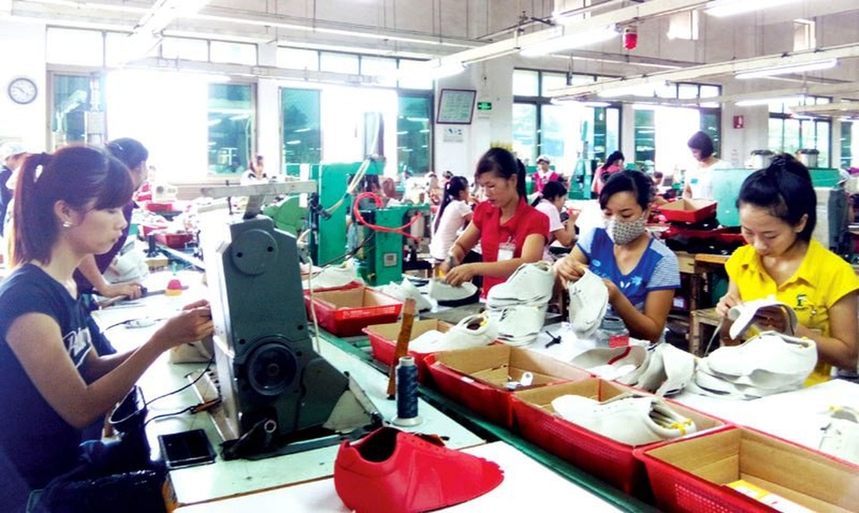 Da giày, dệt may “toát mồ hôi” với bài toán nguyên liệu và ô nhiễm - 2 Lao động làm việc trong ngành da giày cũng đang có thu nhập bị giảm xuống.