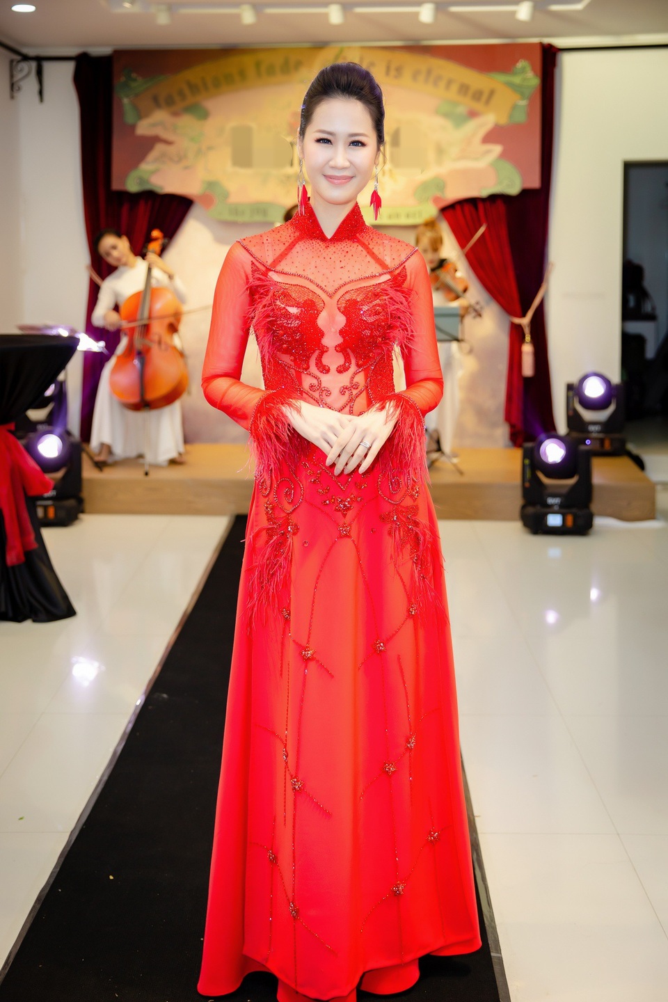 “Người đàn bà đẹp nhất Việt Nam” bất ngờ tái xuất - 16 Hoa Hậu Dương Thuỳ Linh đảm đương vai trò MC.