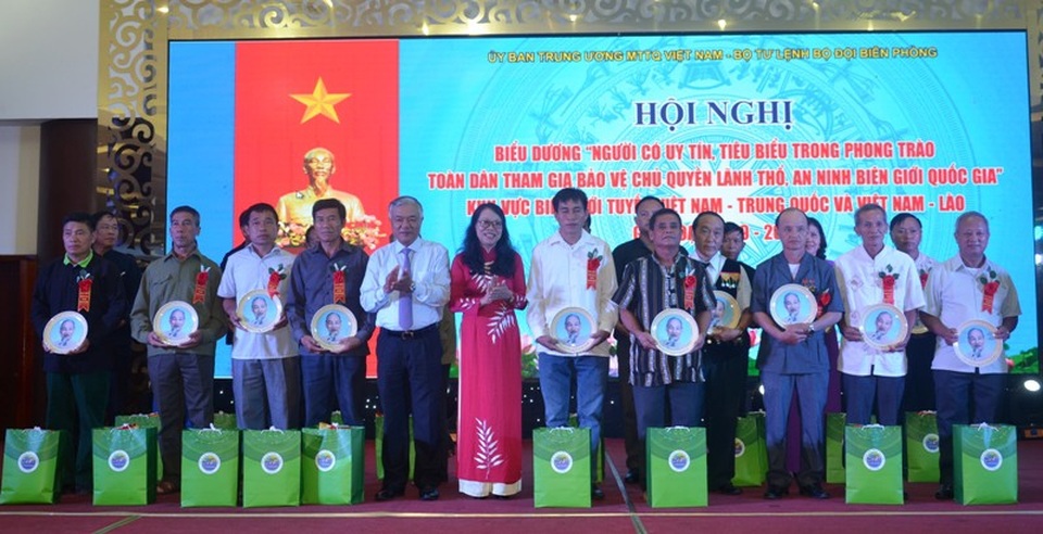 Ông Phạm Đức Châu - Phó Bí thư Tỉnh ủy biểu dương các già làng có uy tín.