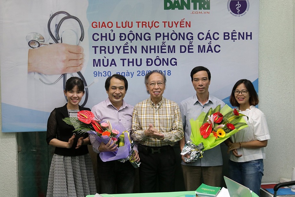 Cần phải làm gì để phòng chống dịch bệnh mùa Thu – Đông? - 1
Nhà báo Phạm Huy Hoàn- Tổng biên tập báo điện tử Dân trí tặng hoa hai bác sĩ tham gia giao lưu sáng 28/9.