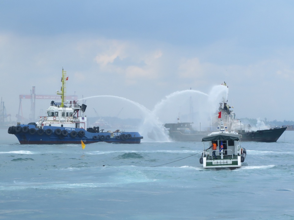 "Giải cứu" tình huống 2 tàu hàng đâm nhau tại cảng Dung Quất - 1 Các lực lượng tham gia giải quyết sự cố giả định là 2 tàu chở hàng đâm va vào nhau tại khu vực cảng Dung Quất