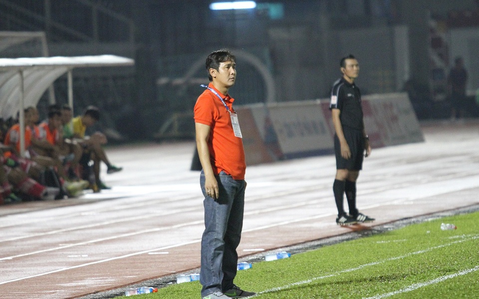 HLV Minh Phương khẳng định SHB Đà Nẵng không "buông" Sài Gòn FC - 2 HLV Nguyễn Minh Phương thường xuyên đứng sát đường biên dọc... (ảnh: Trọng Vũ)