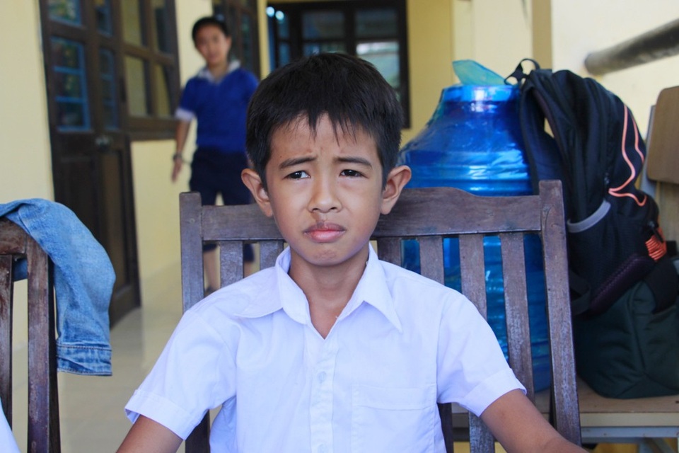 Học sinh lớp 4 dũng cảm cứu 3 bạn đuối nước giữa sông - 1
Em Lê Văn Vũ - học sinh lớp 4 trường tiểu học Hương Thọ đã dũng cảm cứu 3 bạn bị đuối nước khi cả nhóm bạn đi tắm sông