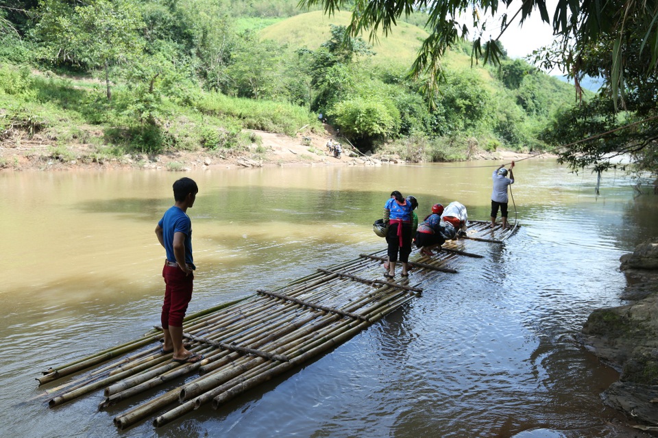 
Những ngày không có mưa lũ, người dân bản Huổi Hạ vượt suối Nậm Chim bằng bè mảng (Ảnh chụp ngày 27/9. Ảnh: V. Lợi)
