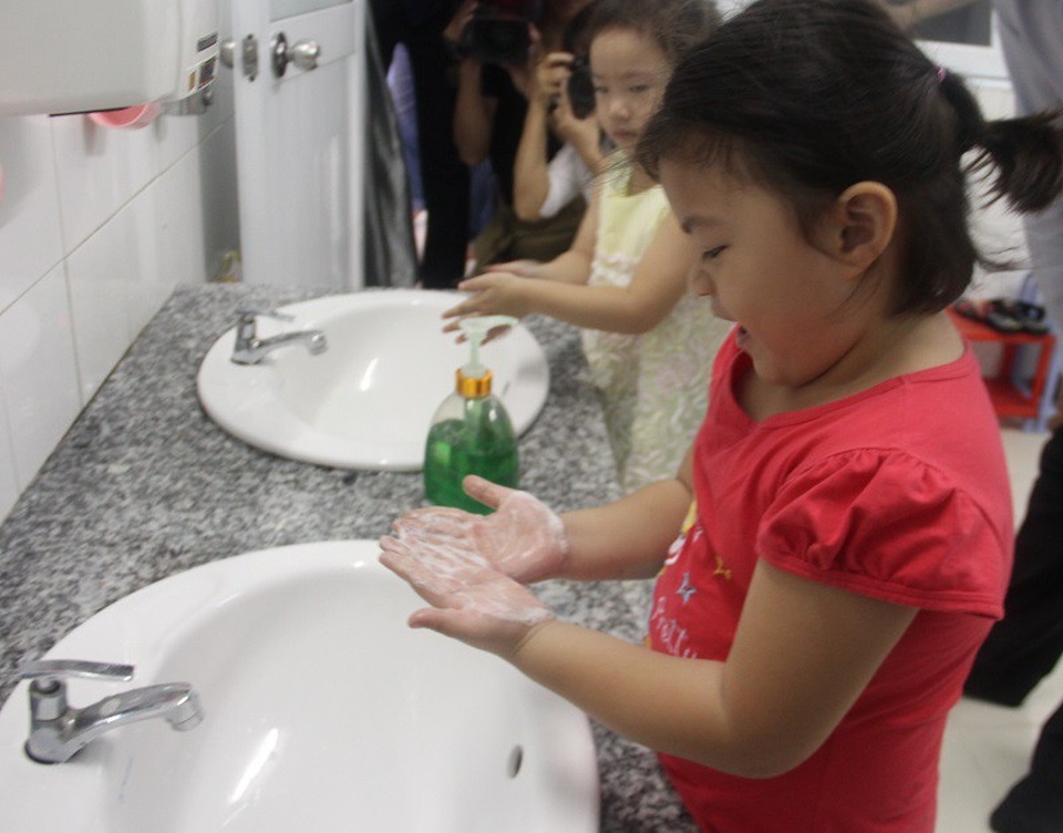 Chủng vi rút nguy hiểm gây tăng đột biến dịch tay chân miệng - 4 Tay chân miệng có thể phòng tránh bằng biện pháp rửa tay, giữ vệ sinh sạch sẽ