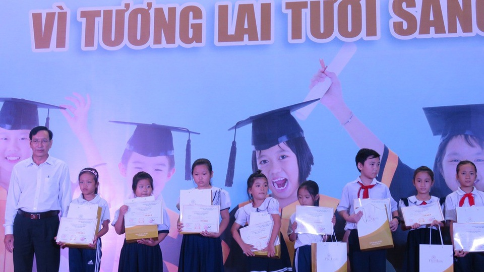 Cần Thơ: Trao 60 suất học bổng đến học sinh nghèo vượt khó - 1 Các em học sinh được nhận học bổng