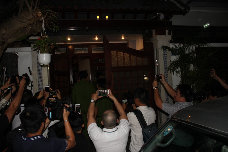 Nhiều cán bộ liên quan Vũ “nhôm” bị bắt làm ảnh hưởng tư tưởng công chức Đà Nẵng - 1 Công an khám nhà ông Đào Tấn Bằng - nguyên Phó Chánh Văn phòng UBND TP Đà Nẵng, và là Bí thư Đảng ủy khối các Khu công nghiệp TP Đà Nẵng ở thời điểm bị bắt do liên quan vụ Vũ nhôm