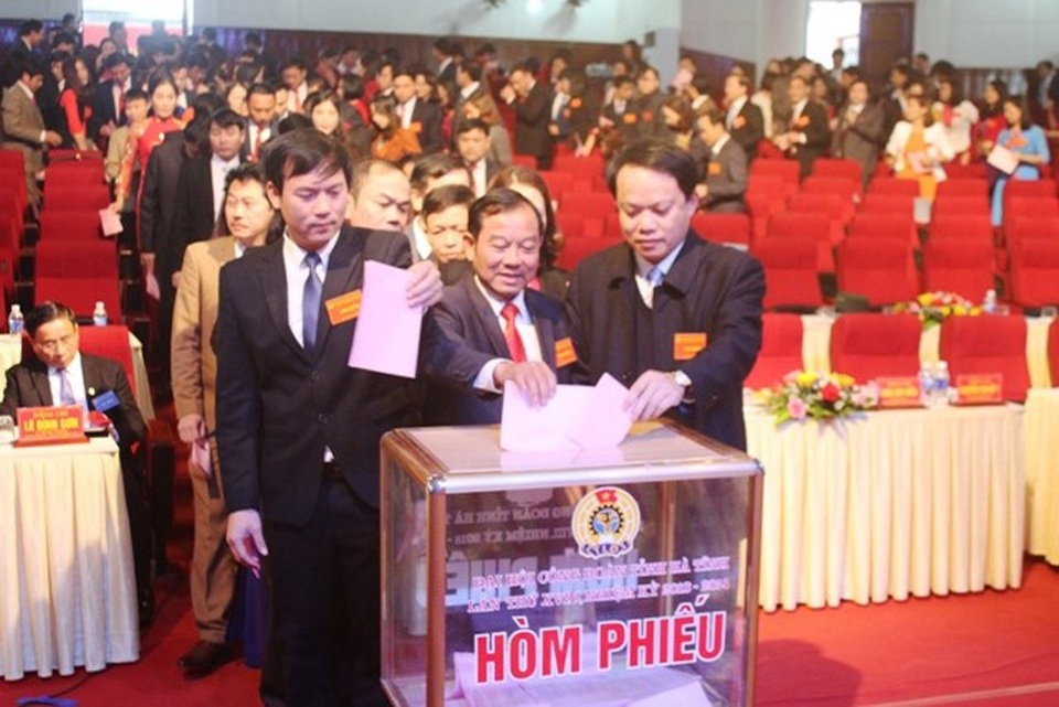 Nhiều cán bộ thuộc diện quản lí của Tỉnh ủy Hà Tĩnh dính sai phạm phải kỷ luật - 2 Bỏ phiếu bầu Chủ tịch LĐLĐ tỉnh Hà Tĩnh nhiệm kỳ 2018 - 2023.