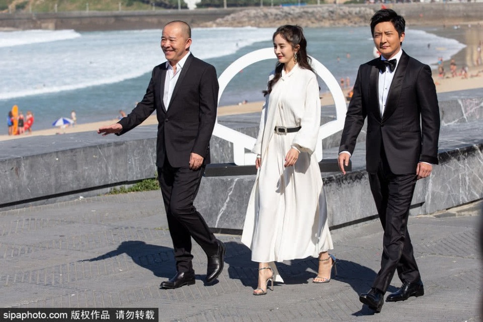 
Dương Mịch tham dự sự kiện cùng đạo diễn Liu Jie và đồng nghiệp Guo. Tâm trạng của cô rất vui vẻ, thoải mái và tuyệt đối không bị ảnh hưởng bởi tin đồn hai vợ chồng cô đã ly dị được đăng tải vài ngày nay trên một số trang tin của Trung Quốc.
