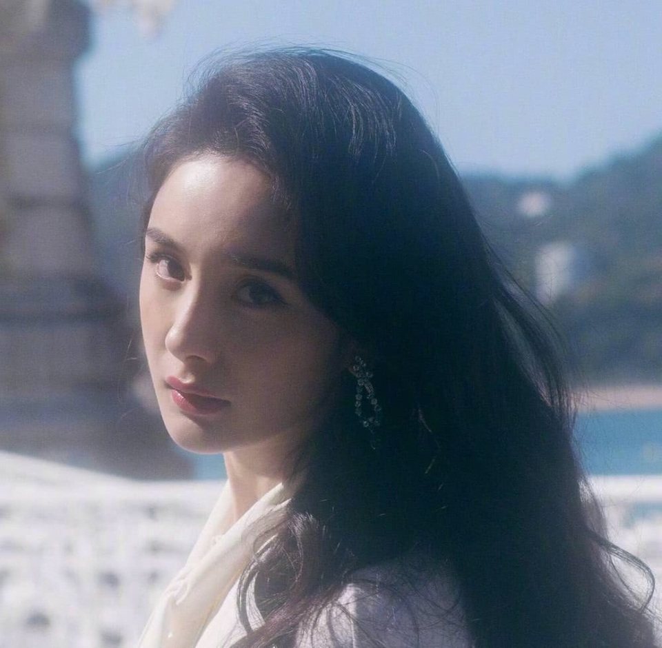 
Những bức ảnh đã được chỉnh sửa nuột nà khiến Dương Mịch trẻ hơn tuổi 32. Làn da căng mịn và không tì vết của cô khiến fan trầm trồ ngưỡng mộ.
