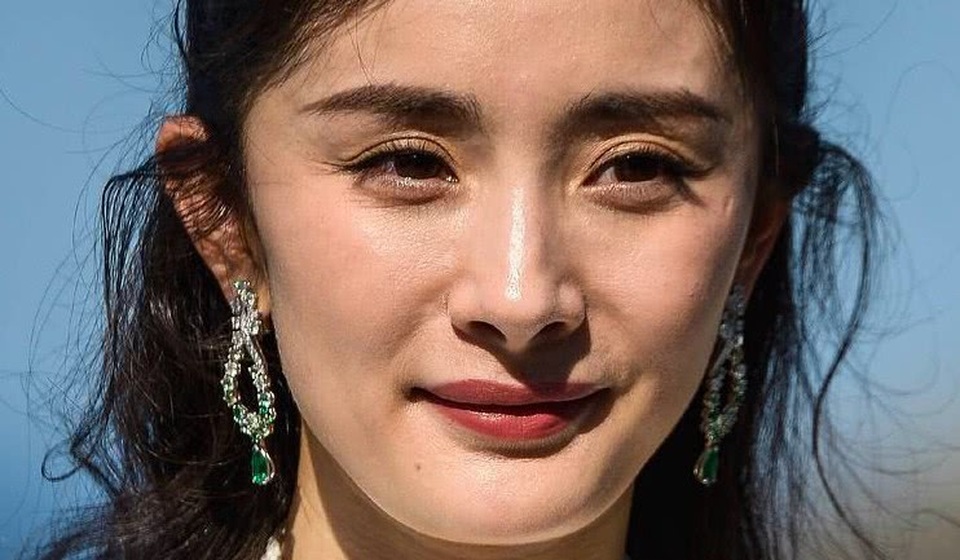 
Làn da nhiều khuyết điểm của Dương Mịch lộ rõ khi thiếu bàn tay chăm sóc của các chuyên gia chỉnh sửa ảnh.
