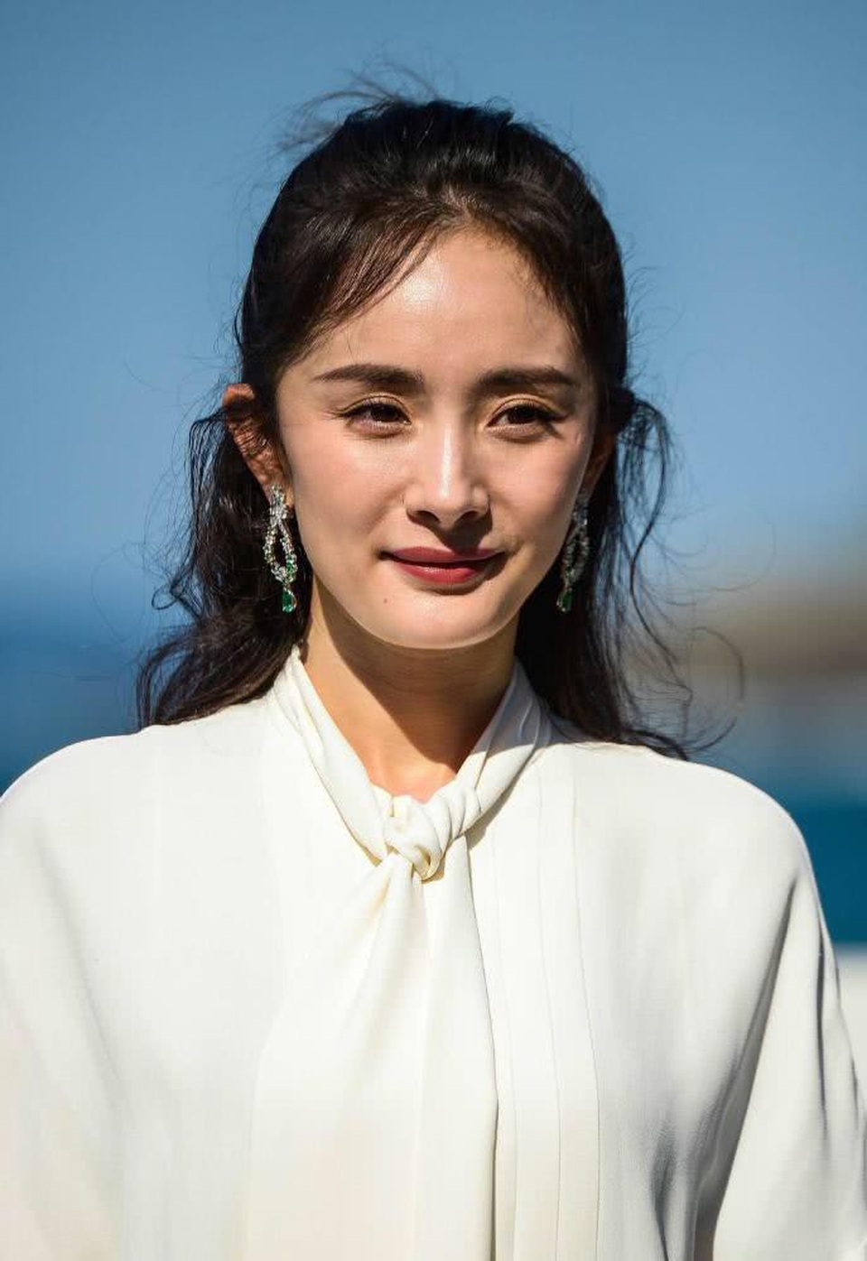 
Ngôi sao 32 tuổi để lộ lỗ chân lông to, thiếu mịn màng dù làn da của cô đã được trang điểm rất cẩn thận.
