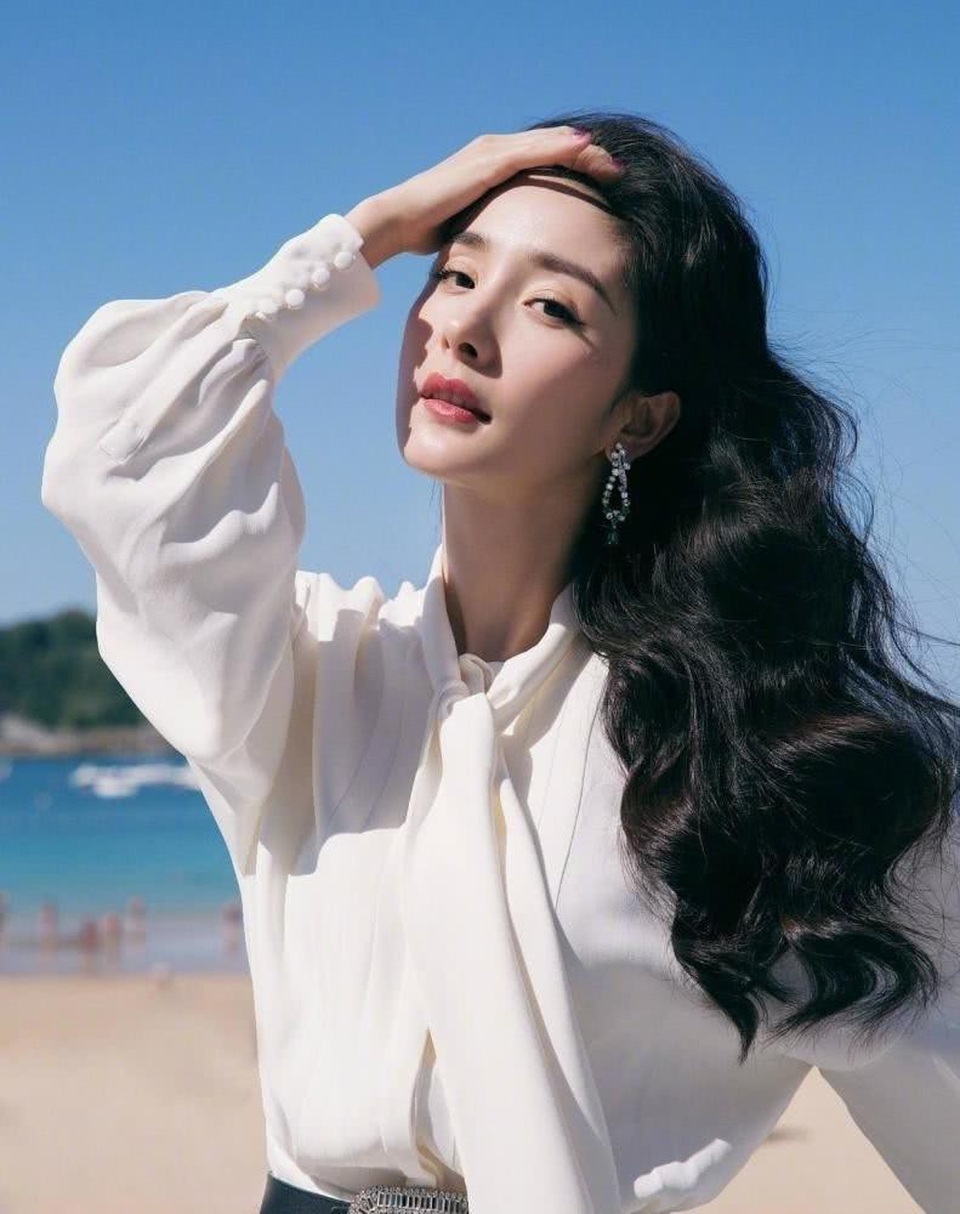 
Dương Mịch được xem là một trong những nữ diễn viên nổi tiếng nhất của màn ảnh Hoa ngữ hiện tại. Cô không chỉ là diễn viên mà còn là một biểu tượng thời trang, biểu tượng sắc đẹp của làng giải trí Trung Quốc.
