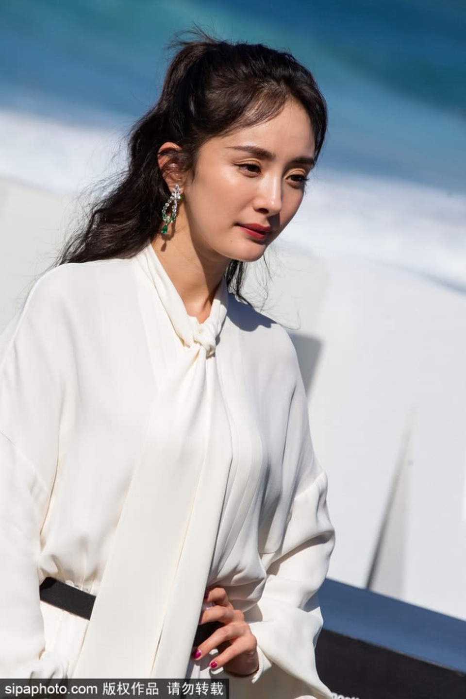 
Gần một năm nay, Dương Mịch hầu như không có ảnh chụp chung với chồng và con gái. Cô bận rộn với những chuyến công tác và lịch đóng phim, tham dự sự kiện nên việc chăm sóc con gái được giao cho Lưu Khải Uy và bố mẹ anh. Bất chấp sự tò mò của người hâm mộ, Dương Mịch luôn im lặng khi được hỏi về tình trạng hôn nhân của vợ chồng cô.
