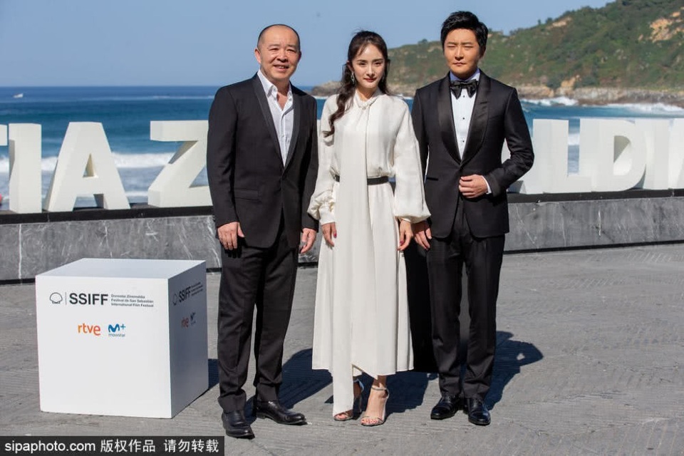 
Vợ chồng Dương Mịch kết hôn vào năm 2014 và sinh con gái trong năm đó. Họ luôn tỏ ra là một trong những cặp đôi hạnh phúc nhất làng giải trí trong những ngày đầu kết hôn. Năm 2017, tin đồn hôn nhân rạn nứt liên tục đeo bám cặp đôi này nhưng họ chưa bao giờ xác nhận. Gần đây, thông tin này lại tiếp tục được đăng tải khi cặp đôi hầu như không có liên hệ với nhau. Dương Mịch sống và làm việc tại Bắc Kinh, Thượng Hải, trong khi chồng và con gái cô sống tại Hồng Kong. Lưu Khải Uy lui về ở ẩn kể từ khi anh dính scandal ngoại tình cùng đồng nghiệp vào năm 2016.
