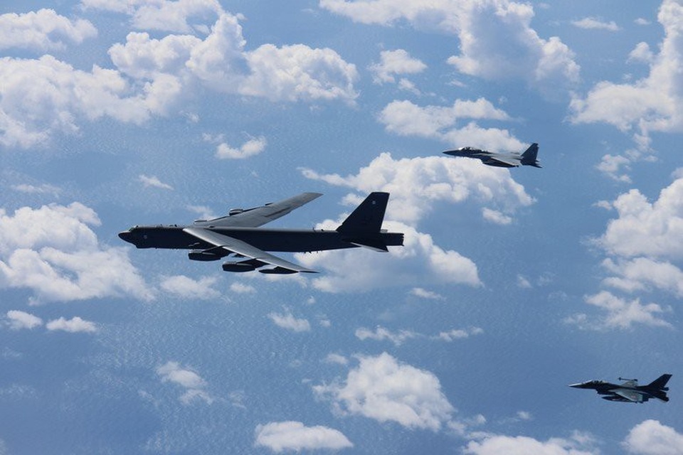 Cận cảnh “pháo đài bay” B-52 Mỹ bay qua Biển Đông - 3
Máy bay ném bom B-52 của Mỹ đã tham gia huấn luyện cùng 12 máy bay chiến đấu F-15 và 4 máy bay F-2 của Nhật Bản trên biển Hoa Đông và biển Nhật Bản trước khi quay trở về căn cứ không quân Andersen trên đảo Guam. (Ảnh: Pacific Air Forces)