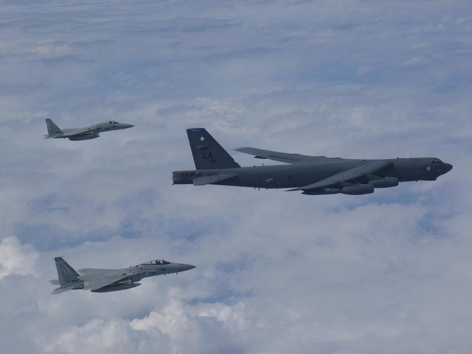 Cận cảnh “pháo đài bay” B-52 Mỹ bay qua Biển Đông - 4 Chuyến bay hôm 26/9 đánh dấu lần thứ 3 trong một tuần các “pháo đài bay” B-52 của Mỹ hoạt động trên các vùng biển tranh chấp giữa Trung Quốc với các nước trong khu vực. Mỹ từng chỉ trích Bắc Kinh vì các hành động quân sự hóa trái phép tại các vùng biển tranh chấp này. (Ảnh: Pacific Air Forces)
