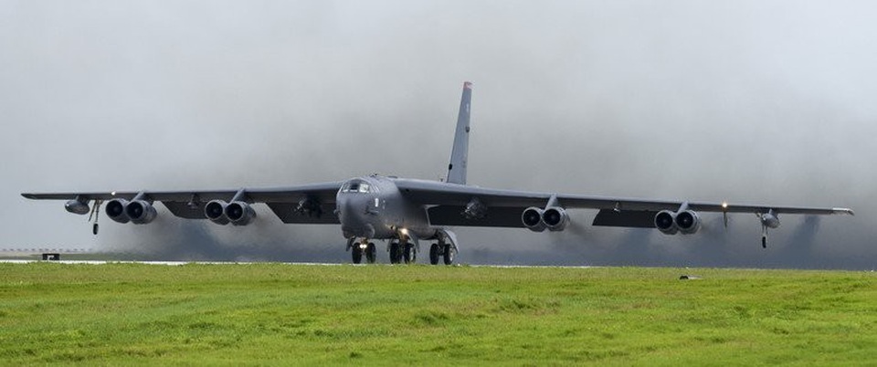 Cận cảnh “pháo đài bay” B-52 Mỹ bay qua Biển Đông - 5
Trước đó, các máy bay ném bom B-52 của Mỹ đã bay qua Biển Đông hai lần vào các ngày 23 & 25/9, nhằm thể hiện sự hiện diện của Không quân Mỹ tại vùng biển nơi Trung Quốc ngang nhiên tuyên bố chủ quyền. Trong ảnh: Máy bay B-52 cất cánh từ căn cứ không quân Andersen ở Guam để tham gia sứ mệnh huấn luyện thường kỳ trên Biển Đông và Ấn Độ Dương hôm 23/9. (Ảnh: US Air Force)