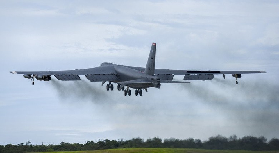 Cận cảnh “pháo đài bay” B-52 Mỹ bay qua Biển Đông - 6 Lầu Năm Góc cho biết chuyến bay của B-52 là hoạt động thường kỳ nhằm nâng cao năng lực tương tác với các đối tác và đồng minh trong khu vực”, đồng thời khẳng định quân đội Mỹ sẽ tiếp tục các hoạt động tự do hàng không, hàng hải và hoạt động ở bất cứ đâu vào bất cứ thời gian nào luật pháp quốc tế cho phép. Trong ảnh: Máy bay B-52 của Mỹ cất cánh từ căn cứ Andersen. (Ảnh: US Air Force)