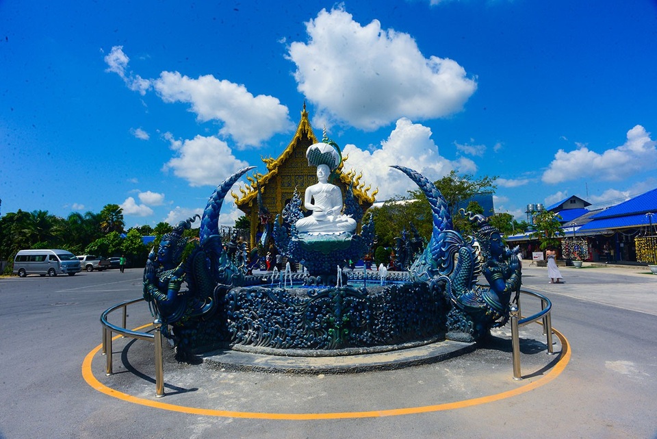 Đài phun nước trước cổng ra vào cũng được phủ màu xanh để kết hợp với toàn bộ công trình.