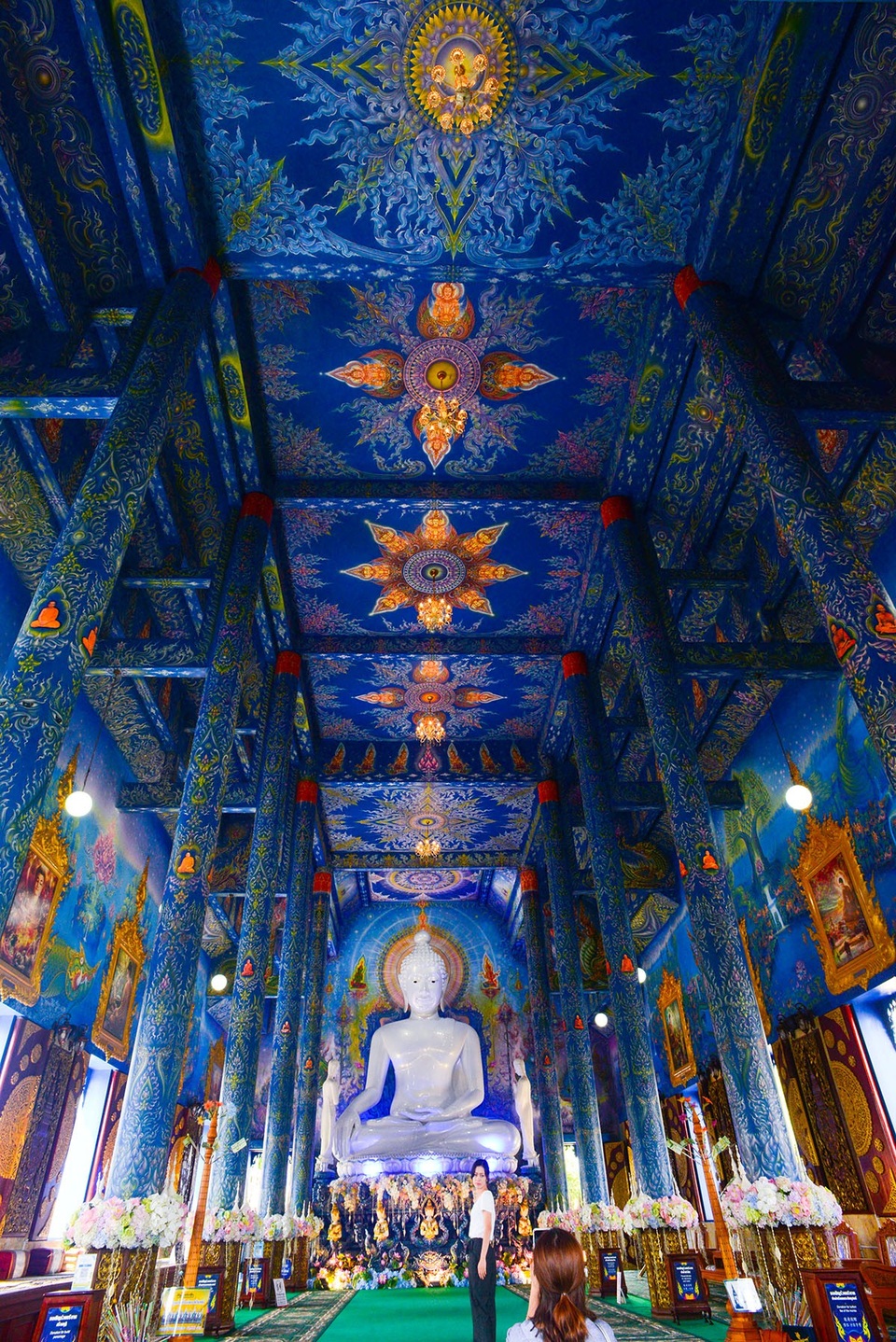 Trần nhà chính điện phủ màu xanh với các hoa văn ấn tượng.