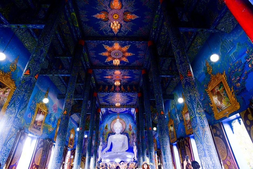 Ngôi đền có chính điện khá rộng.