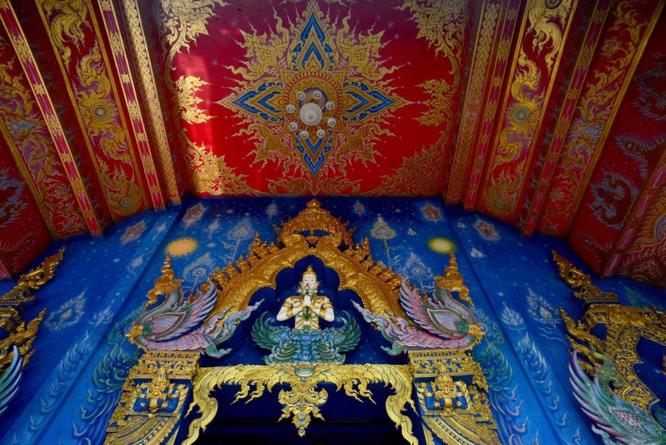 Các hoa văn tinh xảo được thiết kế trên tường, trần của ngôi đền.