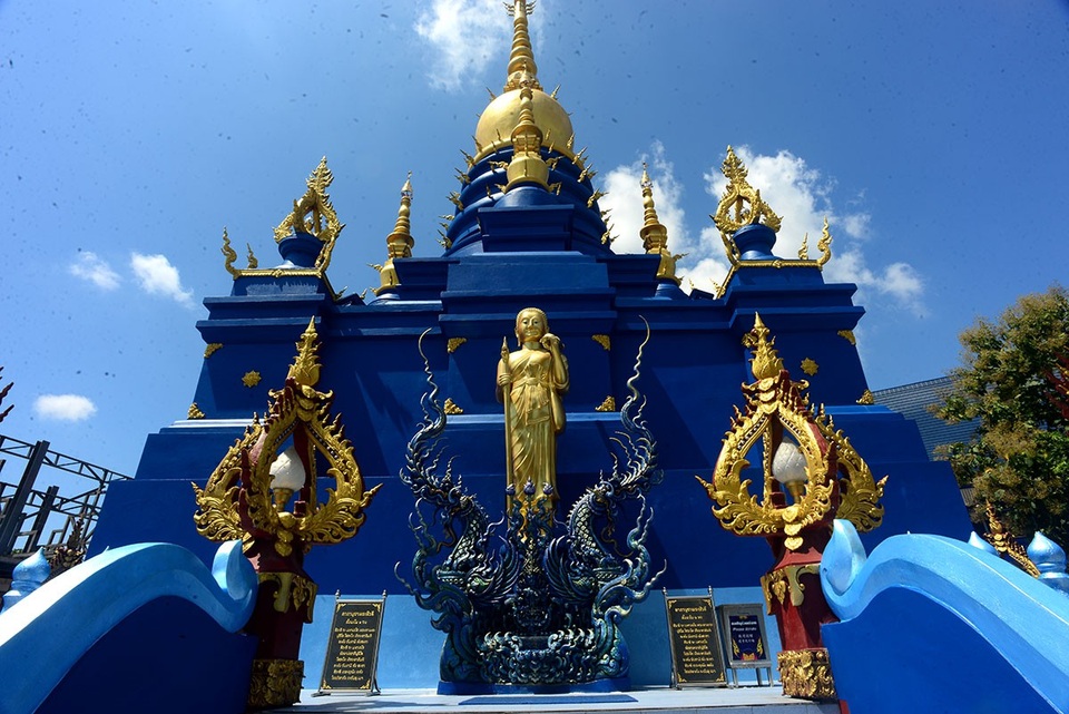 Toàn bộ kiến trúc ngôi đền đều được phủ màu xanh kết hợp 1 số chi tiết vàng.