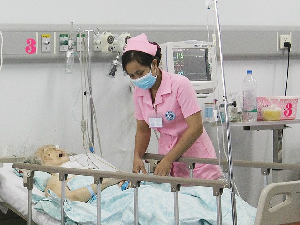 Lạm dụng truyền dịch: Coi chừng mất mạng! - 1 Truyền dịch chỉ nên được thực hiện tại cơ sở y tế chuyên môn. Ảnh: HL