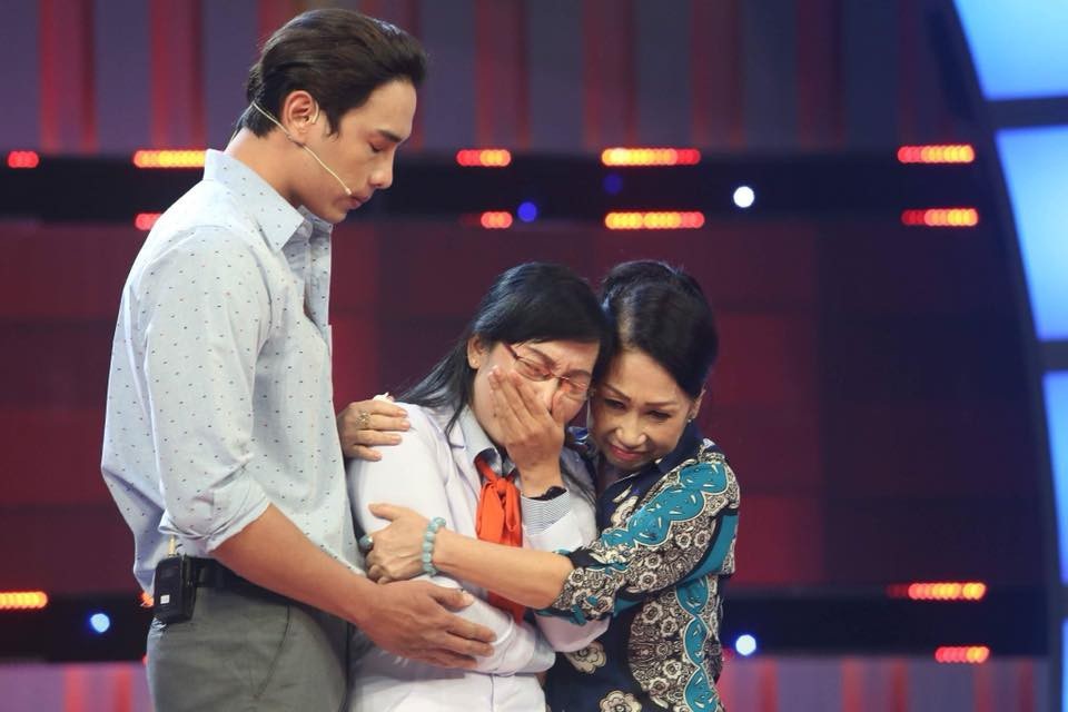 
Bác sĩ Thư Tình, Bệnh viện Nhân Ái (giữa) tái hiện lại tình huống bị phơi nhiễm HIV khi chăm sóc người bệnh
