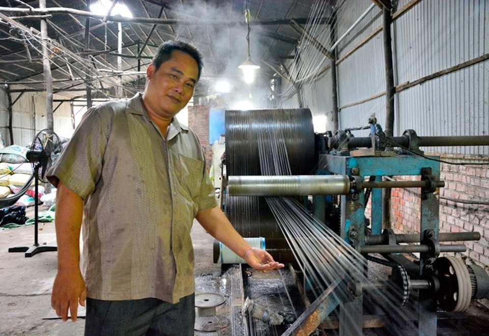 Đi nhặt thứ cả làng vứt đi mà thành tỷ phú - 2 Anh Kiệt đang theo dõi quy trình sản xuất chỉ nhựa tại cơ sở. Ảnh: NQ.