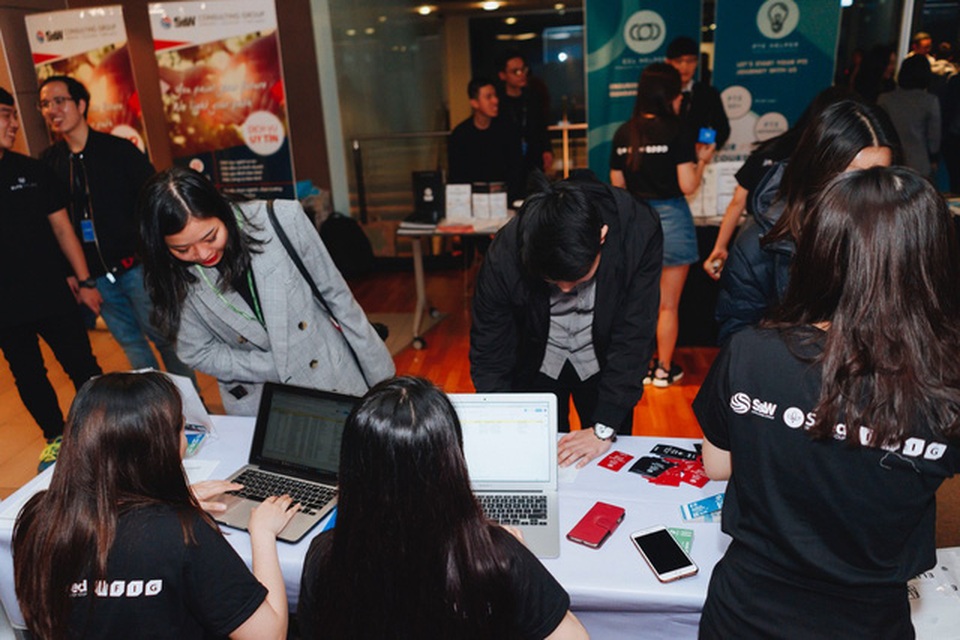 Câu chuyện thành công ở xứ người - 9
Các khán giả đang ‘check-in’