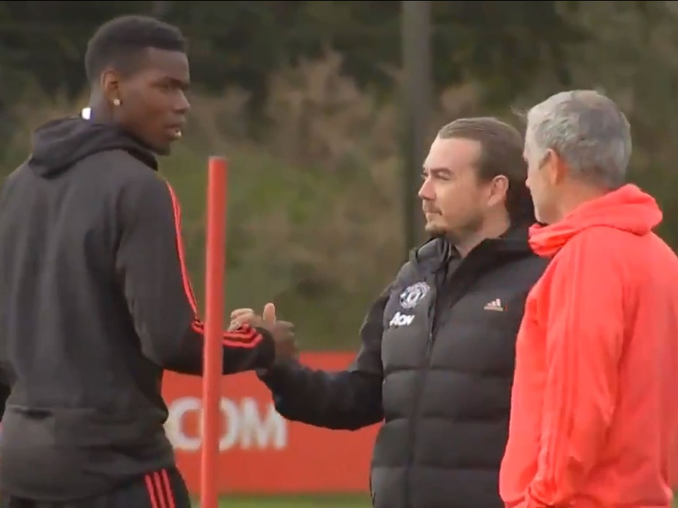 Pogba mâu thuẫn với HLV Mourinho: Bi kịch của cái tôi quá lớn - 1
Pogba đã công khai bật HLV Mourinho