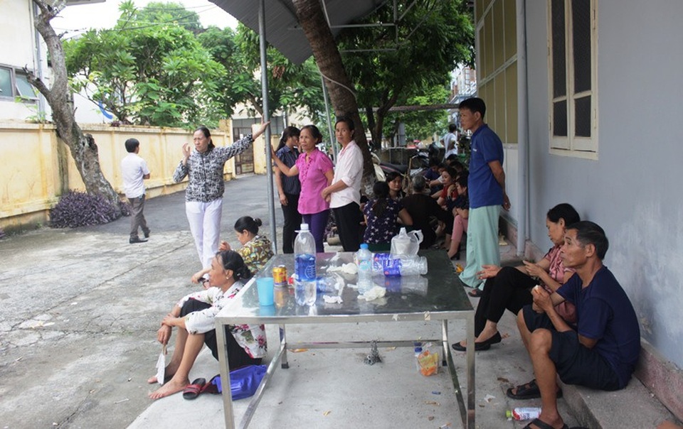 Sau gây tê mổ đẻ, thai phụ cùng thai nhi tử vong - 1 Người nhà sản phụ bàng hoàng khi hay tin cả mẹ con đều không qua khỏi