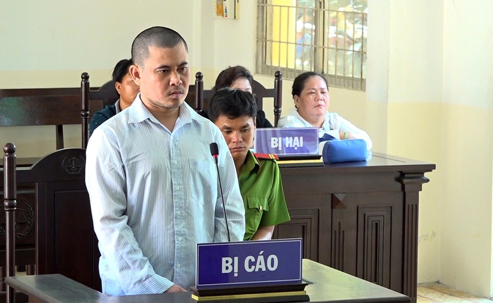 Cán bộ tài chính huyện chiếm đoạt gần 5 tỷ đồng đem đi đánh bạc - 1 Bị cáo CHân Văn Thanh Sang tại phiên tòa