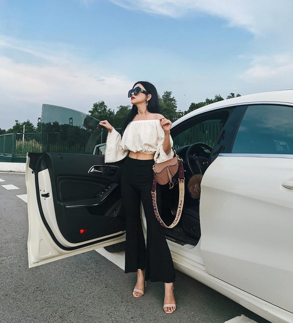 Giải mã trào lưu "ngã xe khoe đồ" đang thịnh hành trên mạng xã hội - 2 Ngay sau cú ngã, Sĩ Thanh lập tức đứng dậy với tư thế cực kỳ sang chảnh.
