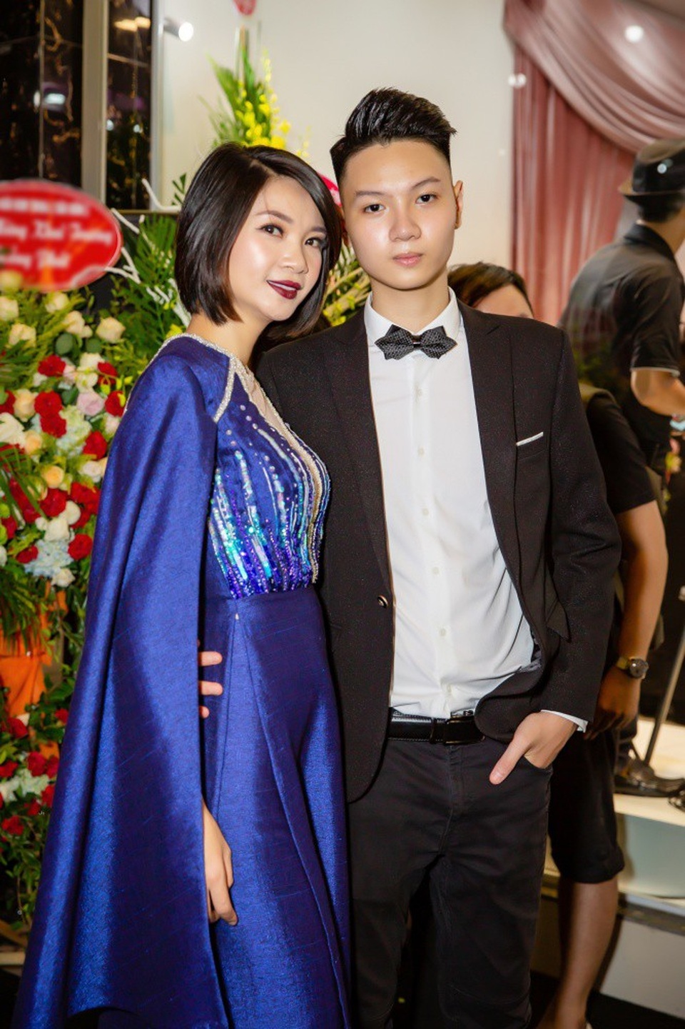 “Người đàn bà đẹp nhất Việt Nam” bất ngờ tái xuất - 18 Siêu mẫu Hạ Vy chính là đạo diễn thời trang. Cô gây bất ngờ khi xuất hiện cùng cậu con trai điển trai và lịch lãm. Được biết con trai Hạ Vy tên Đức Huy, năm nay 17 tuổi và vô cùng cao lớn, bảnh bao.