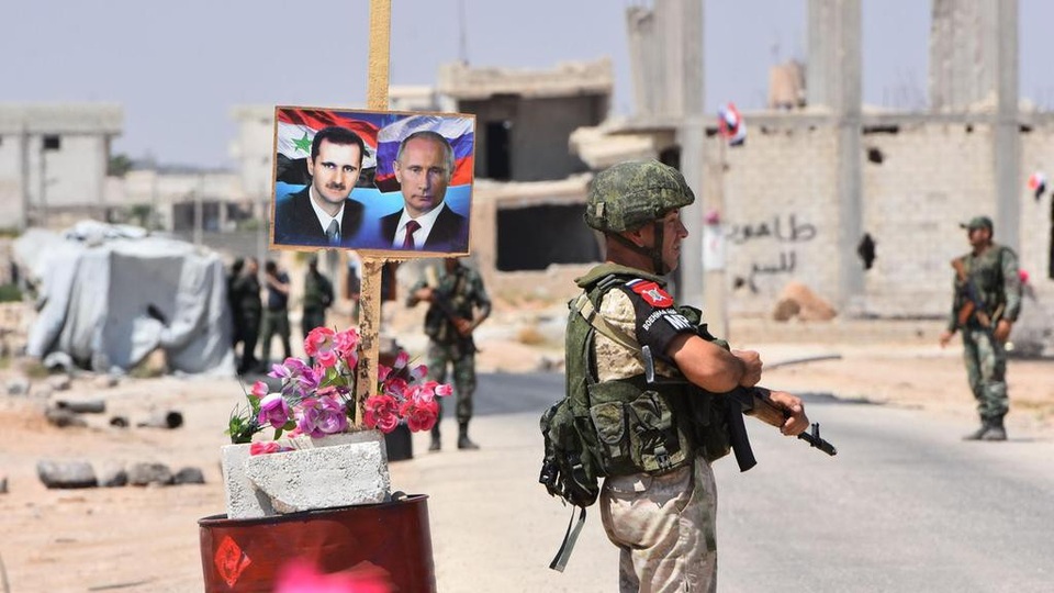 Vai trò của Nga với tương lai Syria thời hậu chiến - 2 Các lực lượng quân sự Nga và Syria đứng gác tại tỉnh Idlib (Ảnh: AFP)