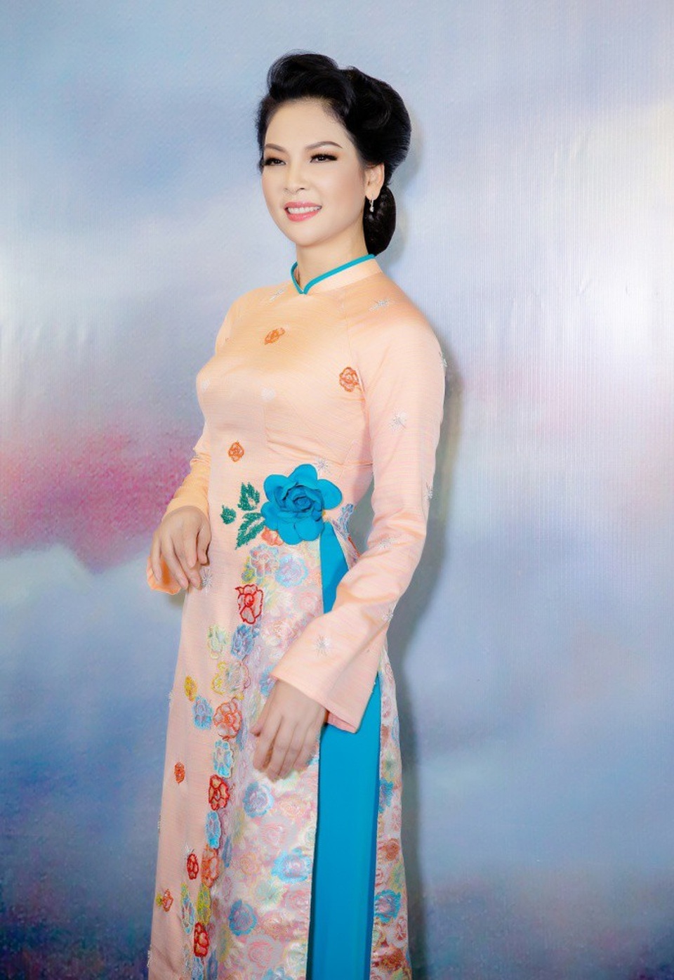 “Người đàn bà đẹp nhất Việt Nam” bất ngờ tái xuất - 2 Hiếm khi xuất hiện tại sự kiện giải trí chính vì vậy Thuỷ Hương gây bất ngờ khi bay từ TP.HCM ra Hà Nội hội ngộ dàn nghệ sĩ đình đám. Thuỷ Hương cho biết, cô có mối quan hệ thân tình với NTK - chuyên gia trang điểm Kenny Thái nên muốn dành thời gian chung vui. Trong khi đó Kenny Thái cho biết, Thuỷ Hương là thần tượng của anh từ lâu.