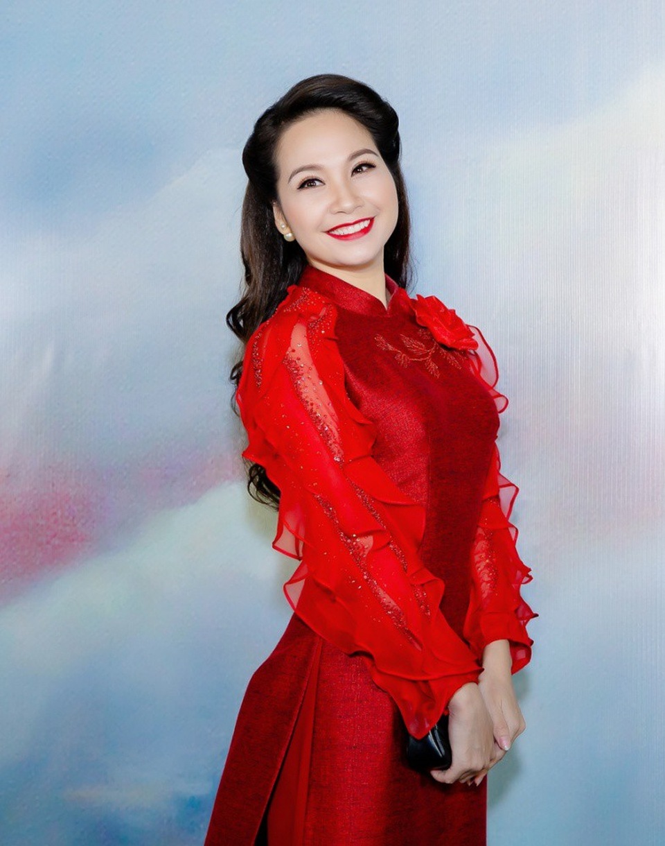 “Người đàn bà đẹp nhất Việt Nam” bất ngờ tái xuất - 12 MC Mỹ Lan gây thương nhớ bởi nụ cười duyên và giọng nói dịu dàng.