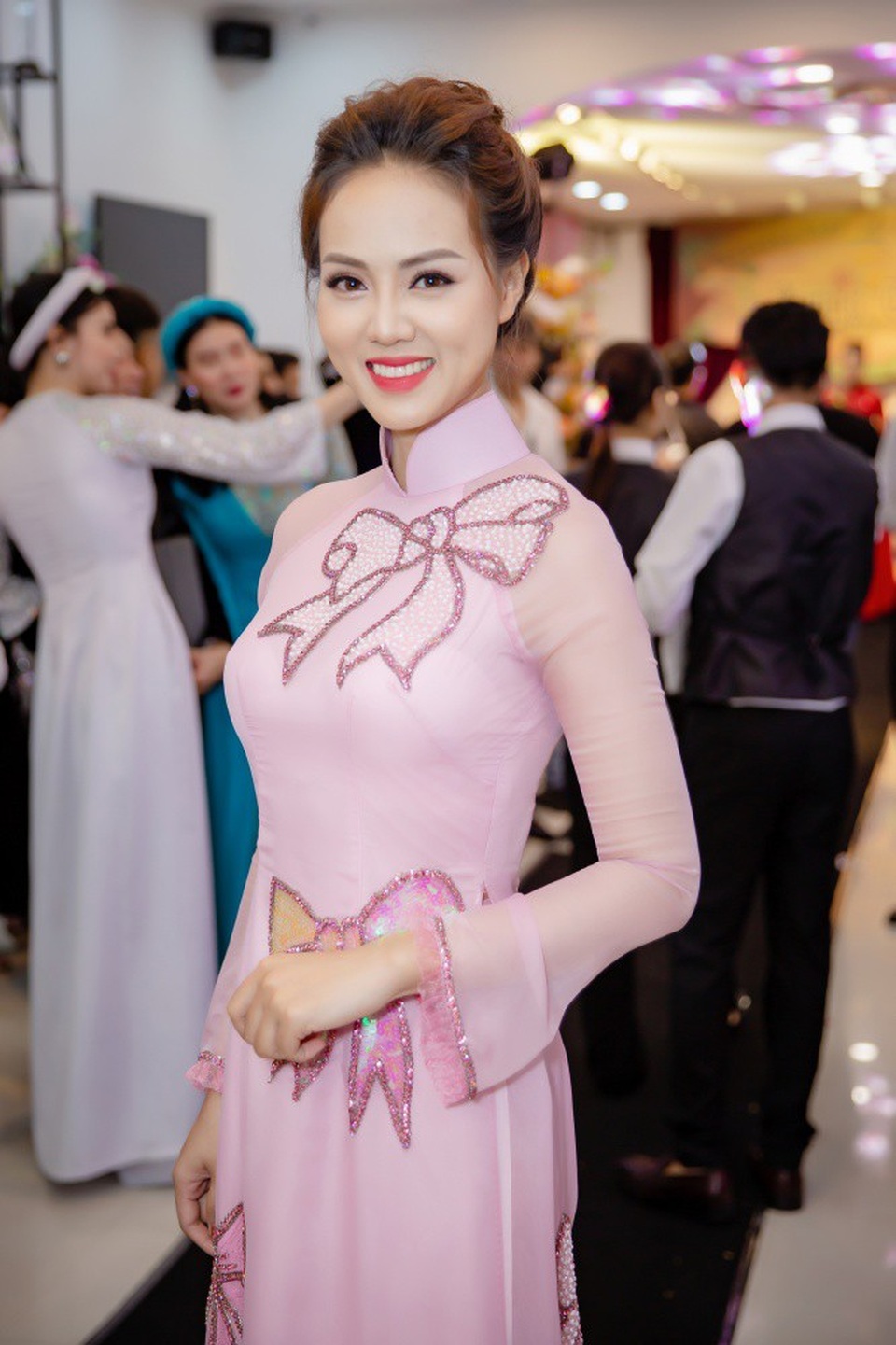 “Người đàn bà đẹp nhất Việt Nam” bất ngờ tái xuất - 9 Bạn gái của diễn viên Công Lý - nữ phóng viên Ngọc Hà cũng xuất hiện. Cô diện bộ áo dài màu hồng với hoạ tiết nơ độc đáo khoe vẻ đẹp dịu dàng và nền nã.