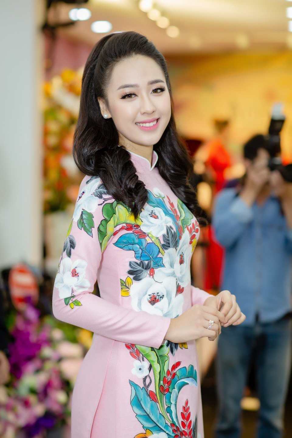 “Người đàn bà đẹp nhất Việt Nam” bất ngờ tái xuất - 14 Bước ra từ cuộc thi Hoa hậu Việt Nam 2018, nữ sinh tặng hoa tổng thống Trump Phạm Ngọc Hà My khoe nhan sắc rạng rỡ tại sự kiện. Người đẹp top 15 HHVN 2018 diện áo dài màu hồng nổi bật.