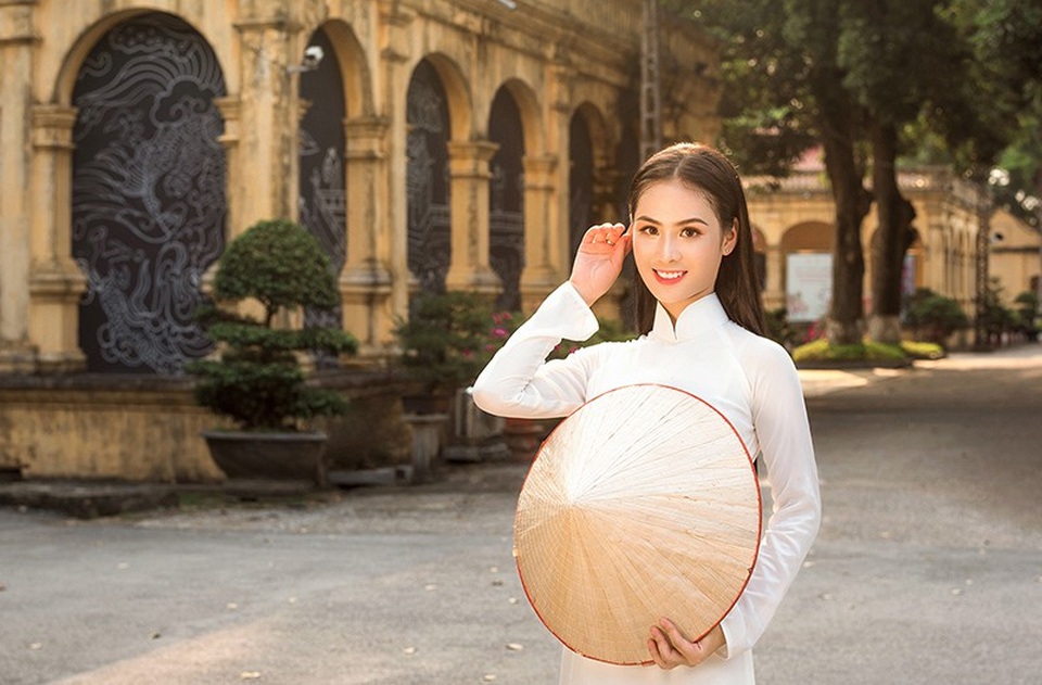 Cô gái xinh đẹp, đa tài đến từ mảnh đất Hải Phòng - 3
Phương Anh không chỉ xinh đẹp mà còn thành thạo nhiều môn nghệ thuật truyền thống như chơi đàn, vẽ tranh, cắm hoa...