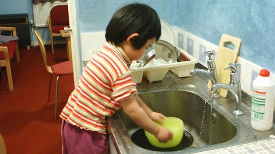 Cha mẹ bắt con làm việc nhà quá sức có thể bị phạt tới 5 triệu đồng - 1
Hướng dẫn trẻ làm việc nhà là tốt song không được bắt trẻ làm việc quá sức, ảnh hưởng tới sức khỏe và thời gian học tập, vui chơi của trẻ. (Ảnh minh hoạ)