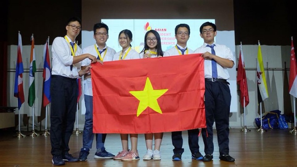 Nữ đại sứ trường Hà Nội - Amsterdam xinh đẹp, học giỏi - 3
Vũ Nam Trang Linh cùng các đồng đội trong đội tuyển tham dự chương trình Lãnh đạo trẻ châu Á tại Singapore