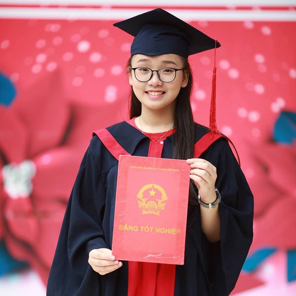 Nữ đại sứ trường Hà Nội - Amsterdam xinh đẹp, học giỏi - 2
Năm 2017, cô gái nhỏ nhắn đỗ cùng lúc 3 trường chuyên nổi tiếng của Hà Nội.