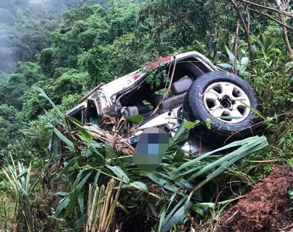 Vụ xe lao xuống vực: 5 người bị thương thuộc Văn phòng Quốc hội - 1 Hiện trường vụ tai nạn. (Ảnh: Như Cẩn).