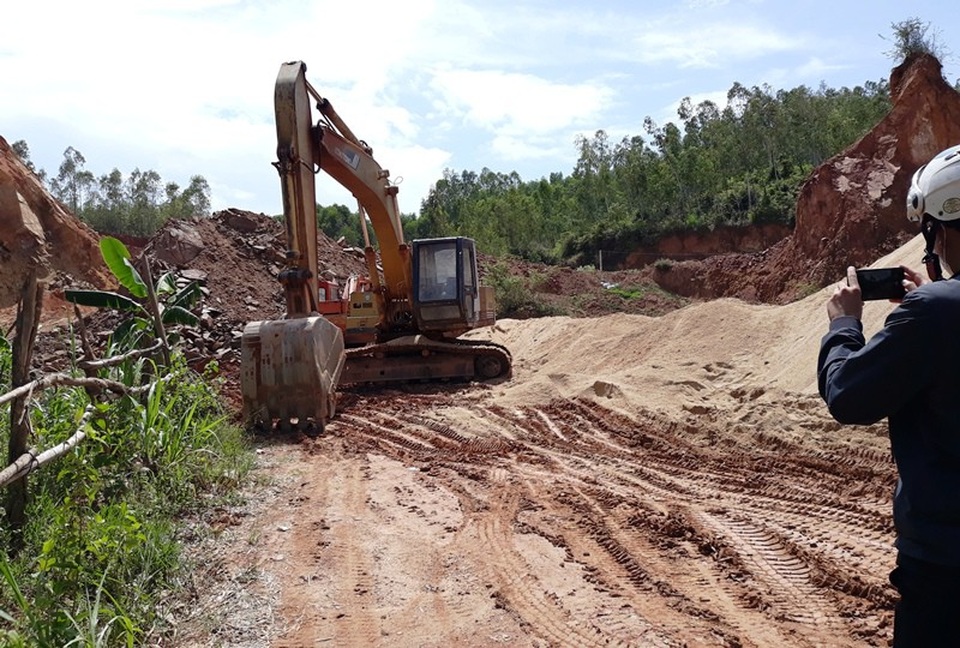 Bình Định: Dân tố doanh nghiệp xẻ núi lấy đất bán trái phép, xã có tiếp tay? - 1 Doanh nghiệp vào khai thác đất tại núi Thơm khi chưa được cơ quan có thẩm quyền cấp phép.