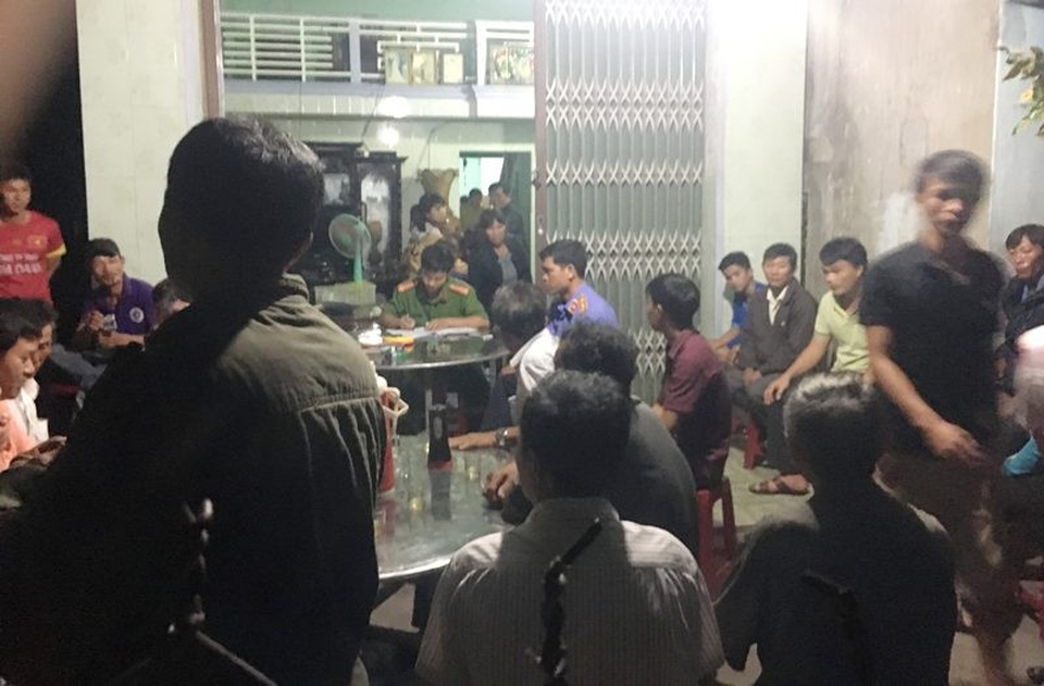 Con trai bàng hoàng thấy cha mẹ chết trong tư thế treo cổ - 1 Cơ quan chức năng làm việc với gia đình nạn nhân (ảnh Tuyết Trinh).