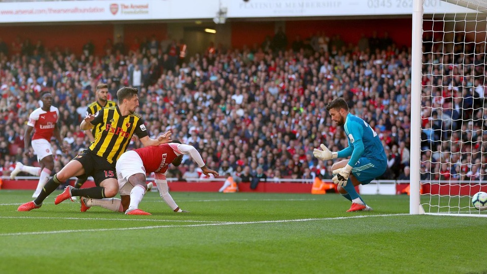 
Pha đốt đền của Cathcart khiến Watford sụp đổ
